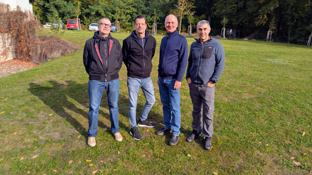 von links nach rechts: Bandleader Michael Rowalska und Section Coaches Christian Fischer (Posaunen), Roland Schmitt (Saxophone) und Michael Anderson (Trompeten)